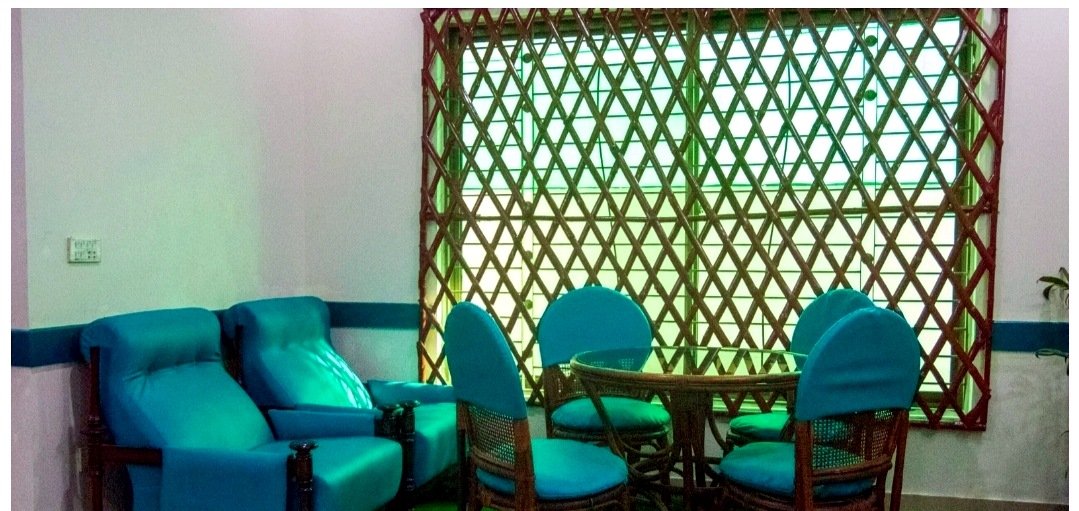 Common lounge and seating area at Solace Rehab